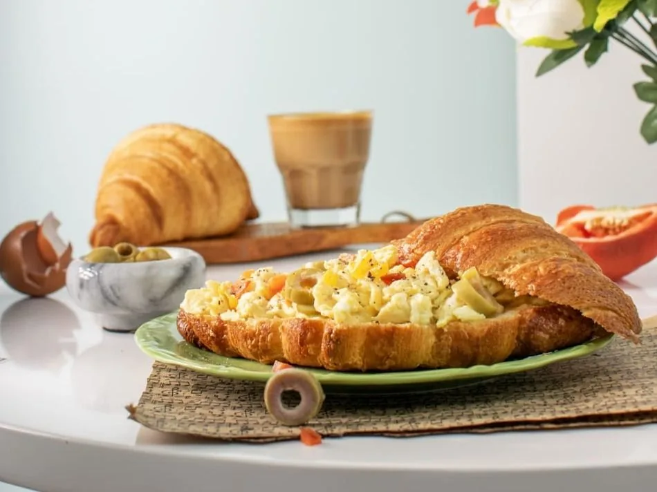 Omelet Croissant