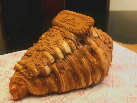 Lotus Croissant